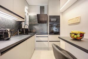 Réfrigérateur, four à micro-ondes, un four, surface de cuisson