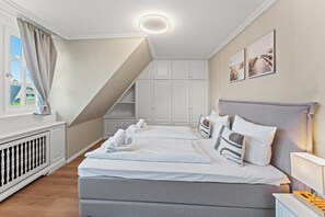 3 bedrooms, in-room safe, iron/ironing board, travel cot