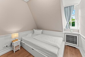 3 bedrooms, in-room safe, iron/ironing board, travel cot
