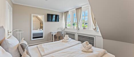 3 bedrooms, in-room safe, iron/ironing board, travel cot