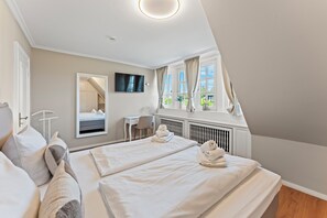 3 makuuhuonetta, tallelokero huoneessa, silitysrauta/-lauta