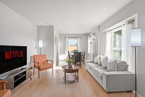 House | 3 bedrooms, Internet - Luxury Modern Retreat w Spacious Yard Premium Comfort (Monrovia)