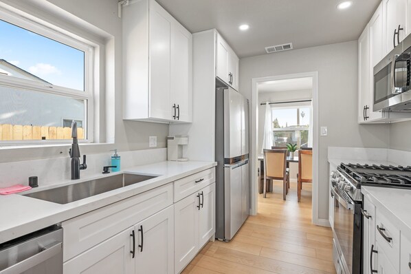 House | 3 bedrooms, Internet - Luxury Modern Retreat w Spacious Yard Premium Comfort (Monrovia)