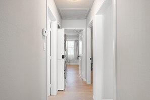 House | 3 bedrooms, Internet - Luxury Modern Retreat w Spacious Yard Premium Comfort (Monrovia)