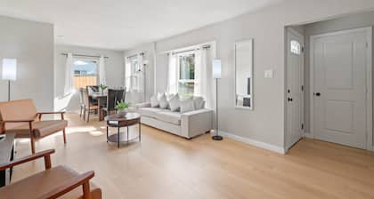 Luxury Modern Retreat w Spacious Yard Premium Comfort