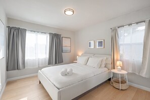 3 bedrooms, Internet - Luxury Modern Retreat w Spacious Yard Premium Comfort (Monrovia)