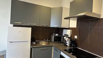 Een koelkast, een microgolfoven, een kookplaat