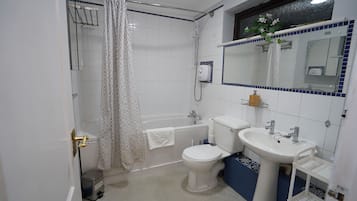 Classic Apartment | Bathroom