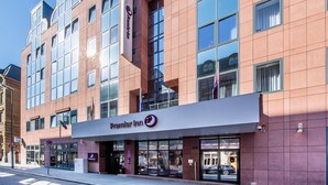 Un hotel con fachada moderna, amplias ventanas y un llamativo letrero de Premier Inn.