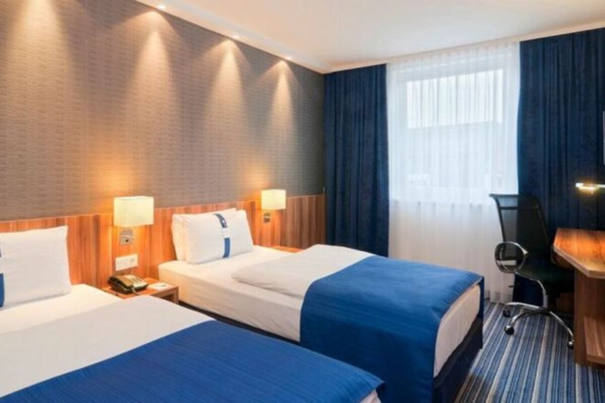 Soundproofing, free WiFi, bed sheets