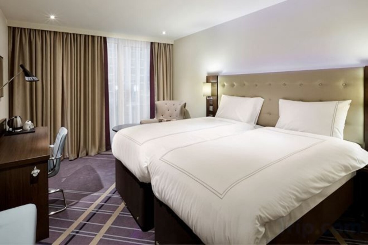 Soundproofing, free WiFi, bed sheets