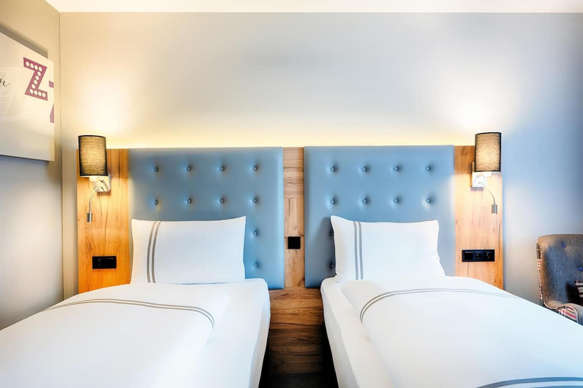 Chambre avec lits jumeaux, douche accessible en fauteuil roulant