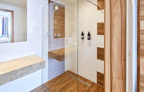 Superior Double Room | Bathroom shower - Premier Inn Lindau (Lindau)