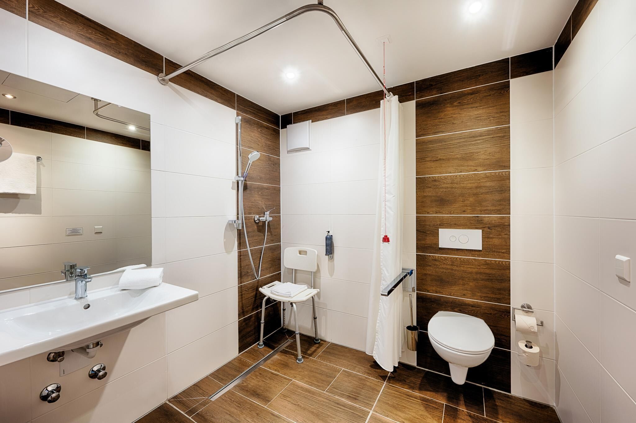 Ein modernes Badezimmer mit Dusche, Toilette und Waschbecken.