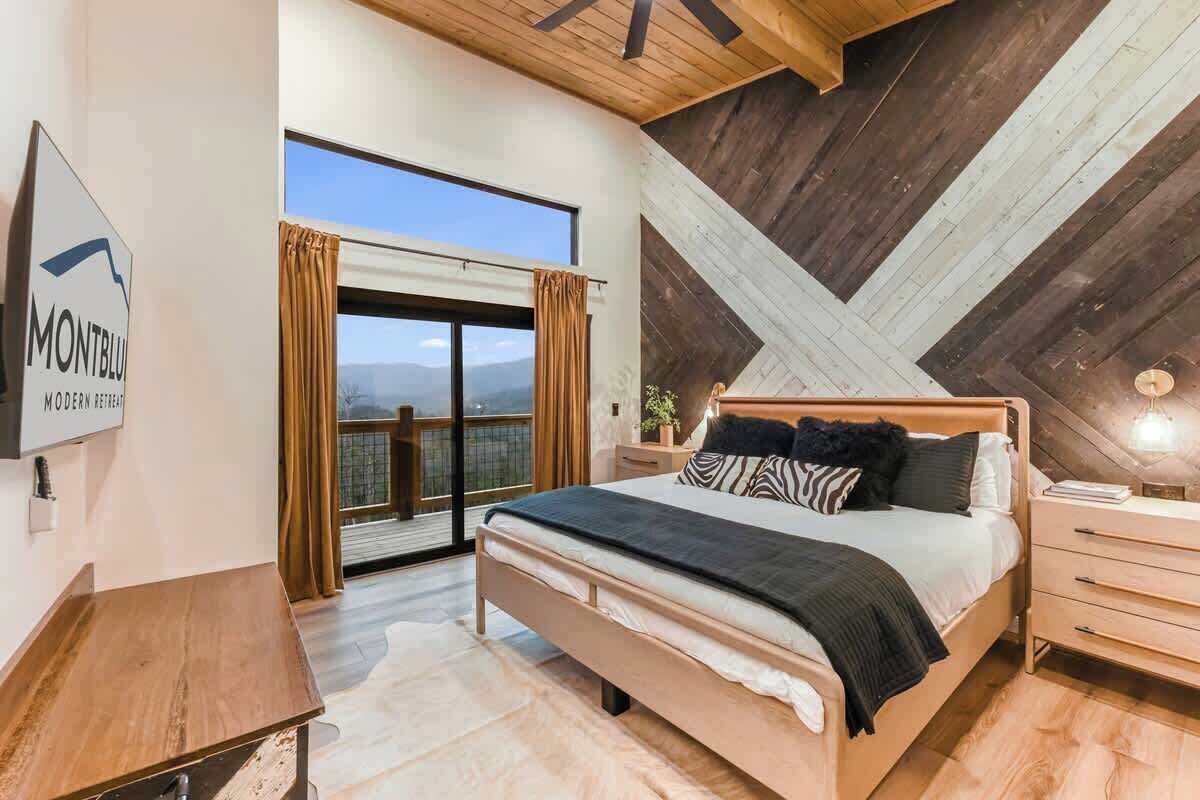 4 slaapkamers, een bureau, een strijkplank/strijkijzer, reisbedje