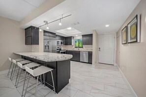 Een koelkast, een magnetron, een oven, een kookplaat