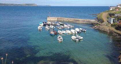 Cornish Cottage with large enclosed garden, close to Beaches