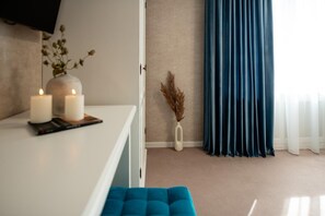 Deluxe Twin Room, Patio | Hypo-allergenic bedding, free minibar, in-room safe, desk - Olivia 9teen Hotel Boutique (Sibiu)