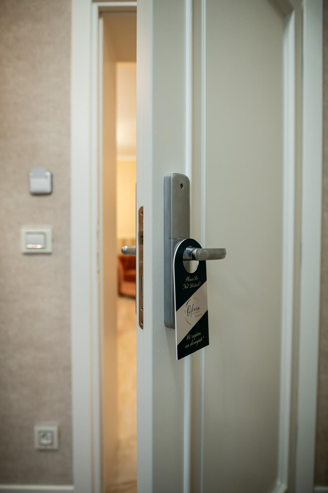 Una puerta con una cerradura moderna y lector de tarjetas, probablemente para acceder a una habitación o usar una llave electrónica.