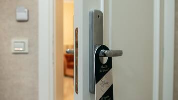 Una puerta con una cerradura moderna y lector de tarjetas, probablemente para acceder a una habitación o usar una llave electrónica.