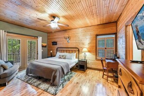 3 habitaciones, escritorio y tabla de planchar con plancha 