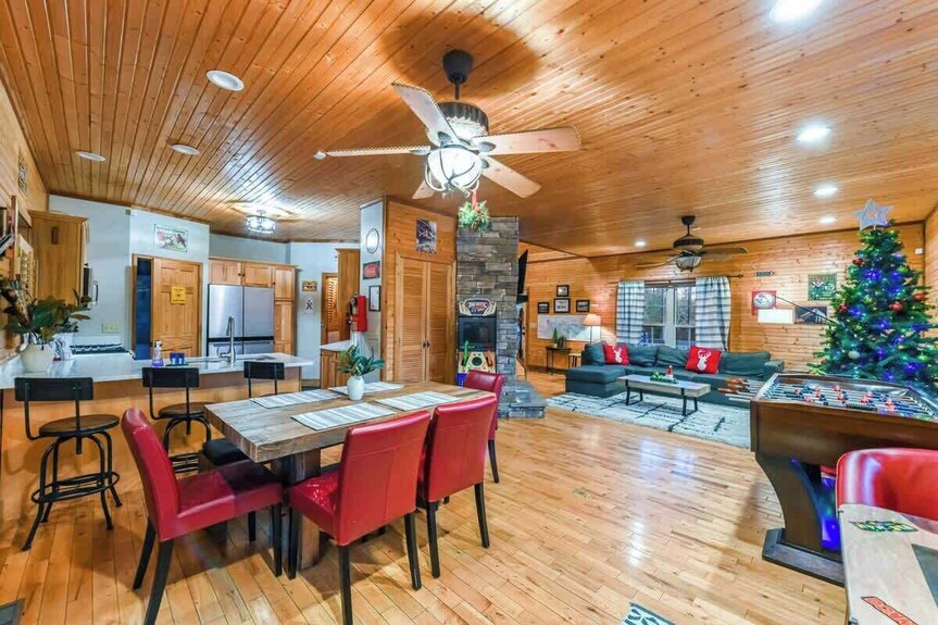 Direct Lakefront | 8 Private Acres | Private Dock - Dandridge, TN