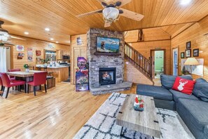 Téléviseur, foyer, table de baby-foot, bureau