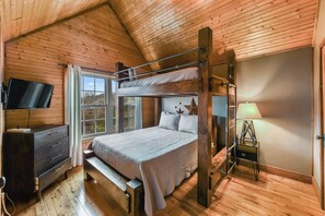 3 habitaciones, escritorio y tabla de planchar con plancha