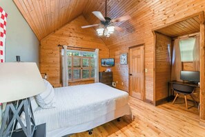3 bedrooms, desk, iron/ironing board, travel crib - Direct Lake Front Retreat | Private Dock | 8 Acres (Dandridge)