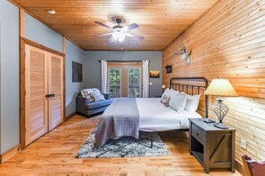 3 chambres, bureau, fer et planche à repasser, lit de bébé portatif