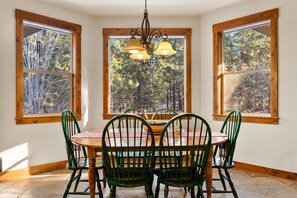 Dining - Hot Tub Home Near Phil's Trail Sleeps 8 Pets OK (Bend)