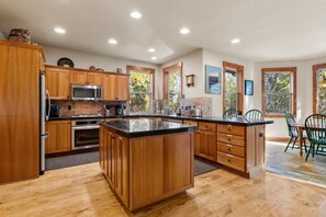 Fridge, microwave, oven, stovetop - Hot Tub Home Near Phil's Trail Sleeps 8 Pets OK (Bend)
