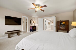 4 bedrooms, desk, iron/ironing board, WiFi - Hot Tub Home Near Phil's Trail Sleeps 8 Pets OK (Bend)