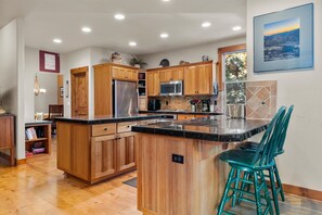 Fridge, microwave, oven, stovetop - Hot Tub Home Near Phil's Trail Sleeps 8 Pets OK (Bend)