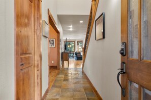 Interior - Hot Tub Home Near Phil's Trail Sleeps 8 Pets OK (Bend)