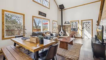 Hytte, 2 soverom | Oppholdsområde | Smart-TV