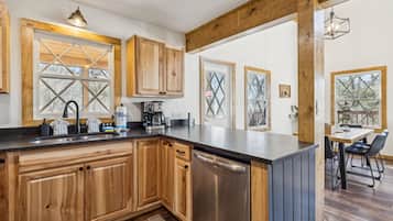 Cabin, 2 Bedrooms | Private kitchen | Fridge, oven, coffee/tea maker, toaster