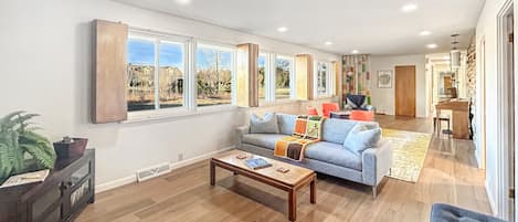 House, 3 Bedrooms | Living area | Smart TV