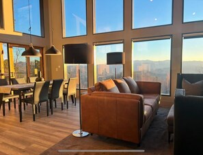 Een smart-tv en een open haard