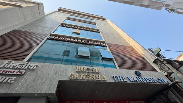 Hotel Ganesha con un'insegna per la clinica Manohari sopra di esso.