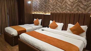 Familienzimmer, Mehrere Betten | 1 Schlafzimmer, Zimmersafe, Schreibtisch, laptopgeeigneter Arbeitsplatz