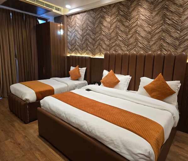 Family Suite | 1 bedroom, in-room safe, desk, laptop workspace