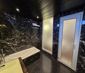 Premium Twin Room with Balcony | Bathroom