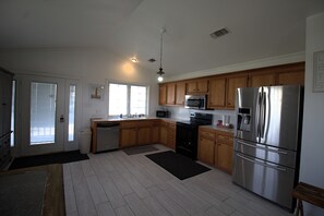 Een koelkast, een microgolfoven, een oven, een kookplaat