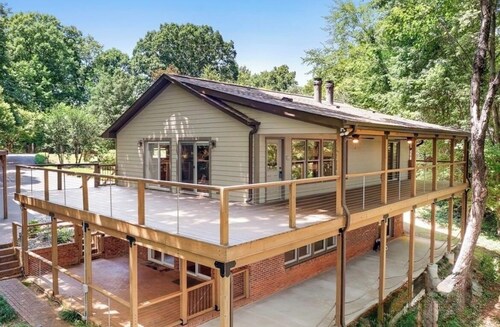 Lakefront Paradise on Lake Norman-Sleeps 12, Pet-friendly, Private dock, kayaks