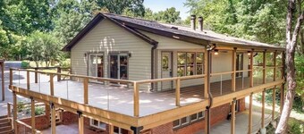 Lakefront Paradise on Lake Norman-Sleeps 12, Pet-friendly, Private dock, kayaks