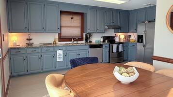 Réfrigérateur, four à micro-ondes, un four, surface de cuisson