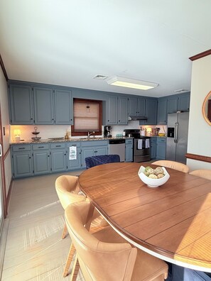 Fridge, microwave, oven, stovetop - Spacious Lakefront Paradise, Dock & Stunning Views – Sleeps 12 on Lake Norman (Mooresville)