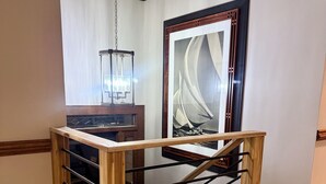 Una escalera de madera con barandillas de metal que lleva a una plataforma.