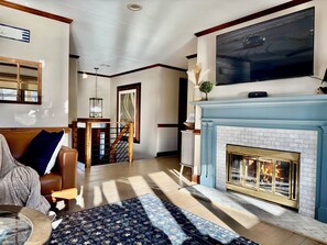 Smart TV, fireplace, video games - Spacious Lakefront Paradise, Dock & Stunning Views – Sleeps 12 on Lake Norman (Mooresville)